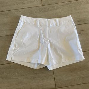 NWOT white Nike dri-fit golf shorts.